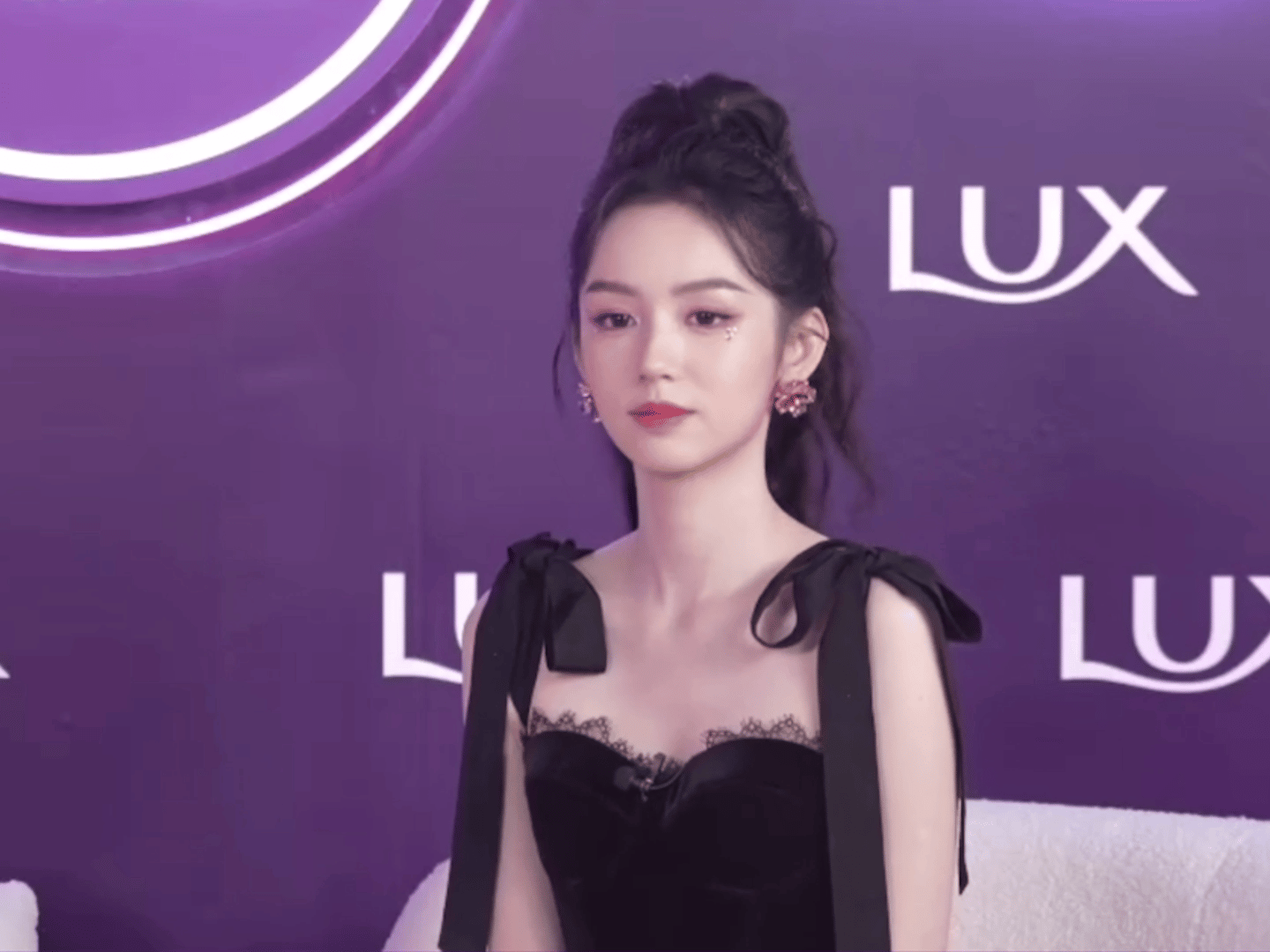 周也，娇娇大小姐。符合大众标准的好看，赶快来一部现偶就好了！ ​​​