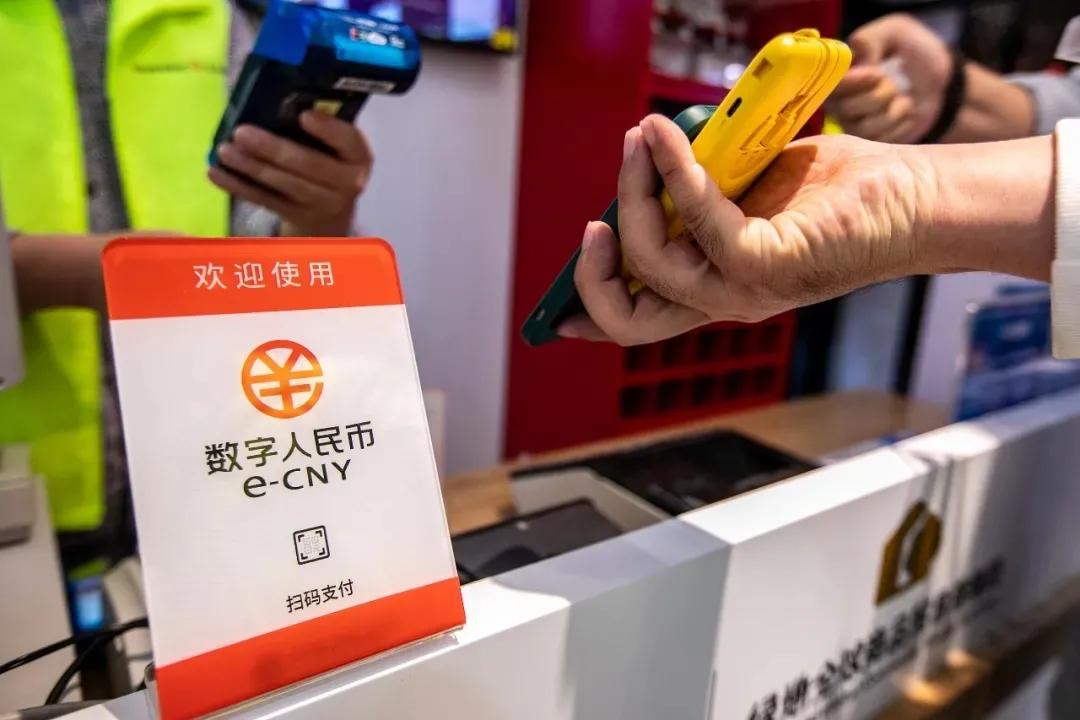 【数字人民币，借助微信挑战微信】 
王衍行表示，腾讯发展数字人民币可以产生协同效