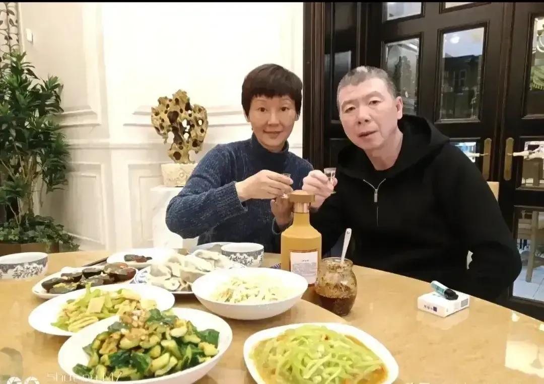 冯小刚徐帆，美国豪宅中吃饭，状态真好，相当的有情调！老两口家六菜一汤一盘水饺，两