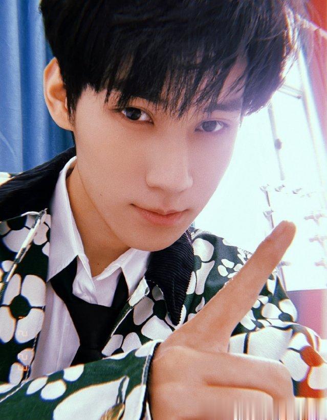 #张真源[超话]#💚 #张真源 核能高音大主唱# 💚 #张真源应援色二代唯一