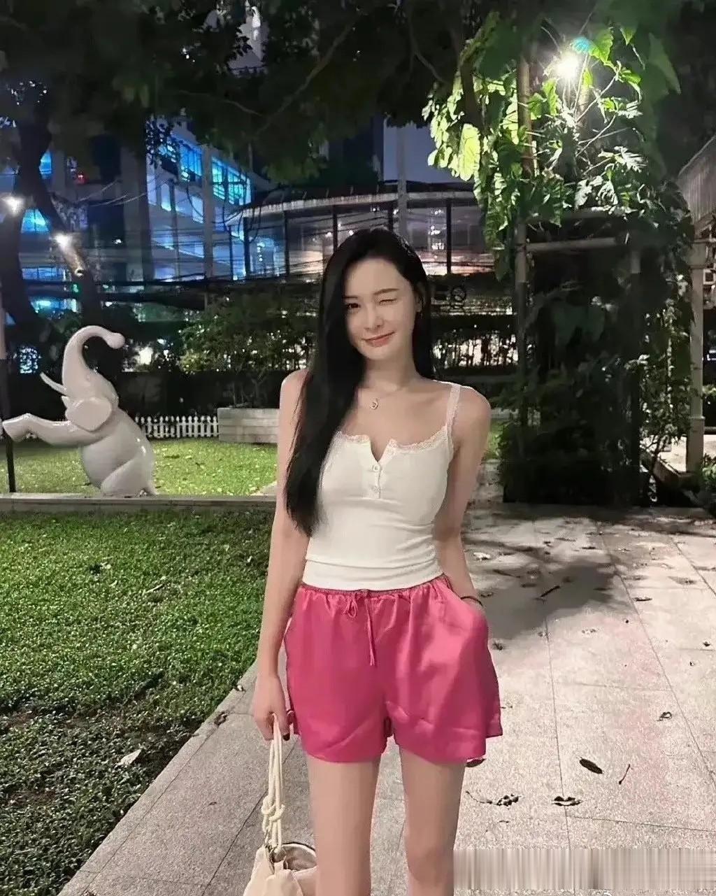 张颖颖泰国旅游，穿吊带衣着清凉身材太出挑，汪小菲不在身旁真放得开！
 
张颖颖泰
