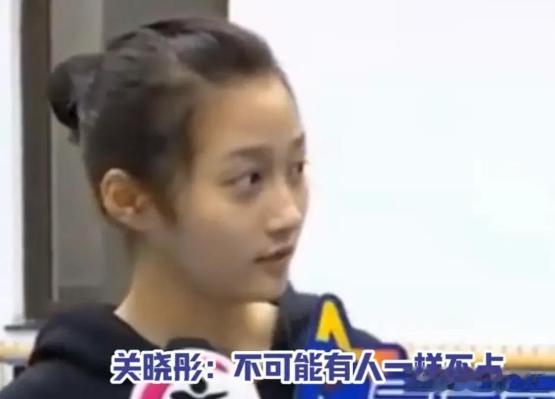 关晓彤的优势是腿长而细且直，别人的优势是胸大，不可能有人一样不占吧，多少总得占一