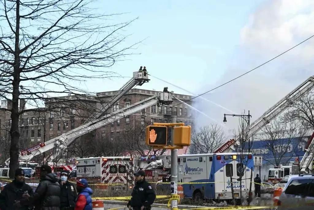 俄亥俄化工厂又爆炸了，火车又相撞了，纽约又大火了，美国你是咋了？你让全世界人民操