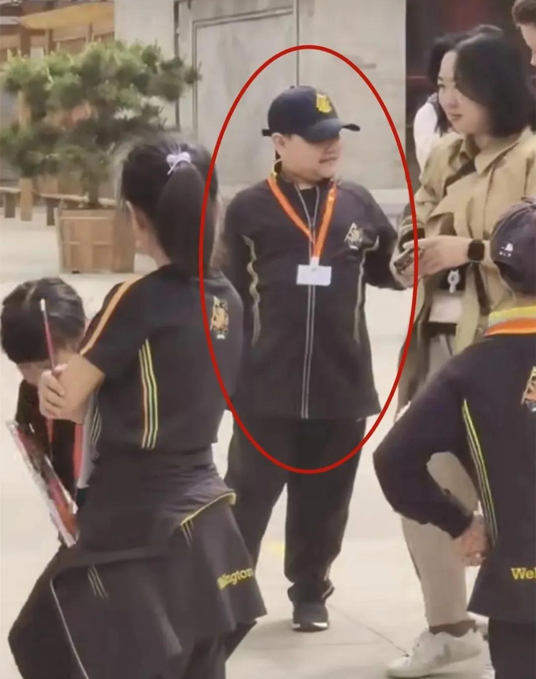 郭德纲小儿子安迪学校春游被拍，一晃孩子都这么大了，还是胖乎乎的样子，个头都快有老