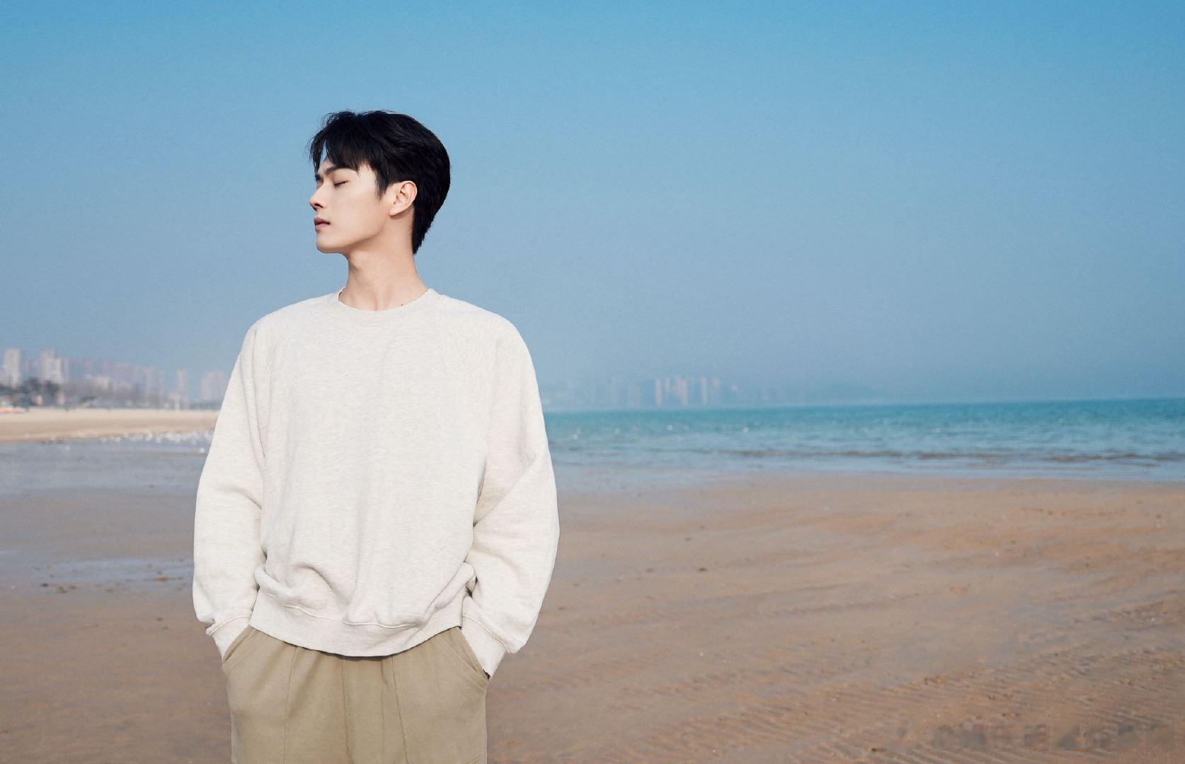 #许凯海边随拍九宫格# 这一次的九宫格拍的太有氛围感了吧，但是完全不够，看下一次