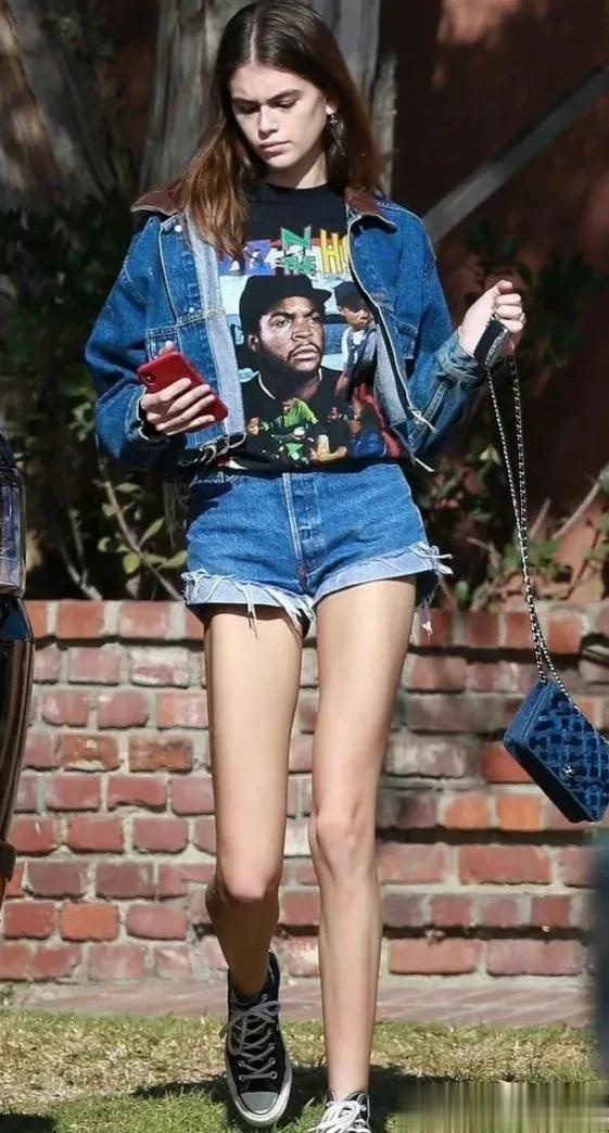 早春时髦女孩们的牛仔穿搭𝐥𝐨𝐨𝐤𝐬	~👖🧢
        