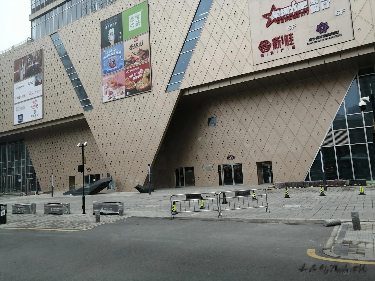 西安北稍门的静安汇商场，本来是12月底开业，但赶上了疫情封门。现在这个情况呀，年