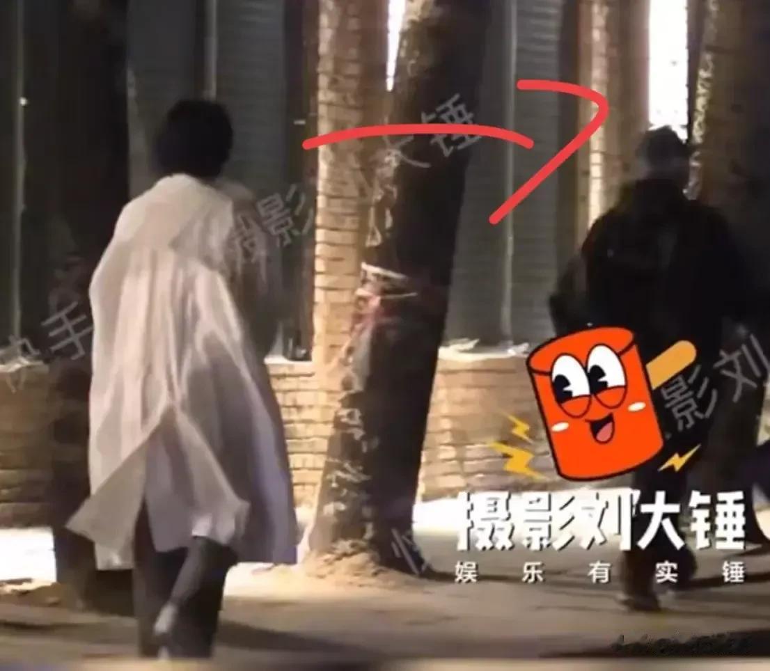 大明星包贝尔深夜在酒吧约会美女！根据知名狗仔刘大锤爆料，当天晚上包贝尔和一位白衣