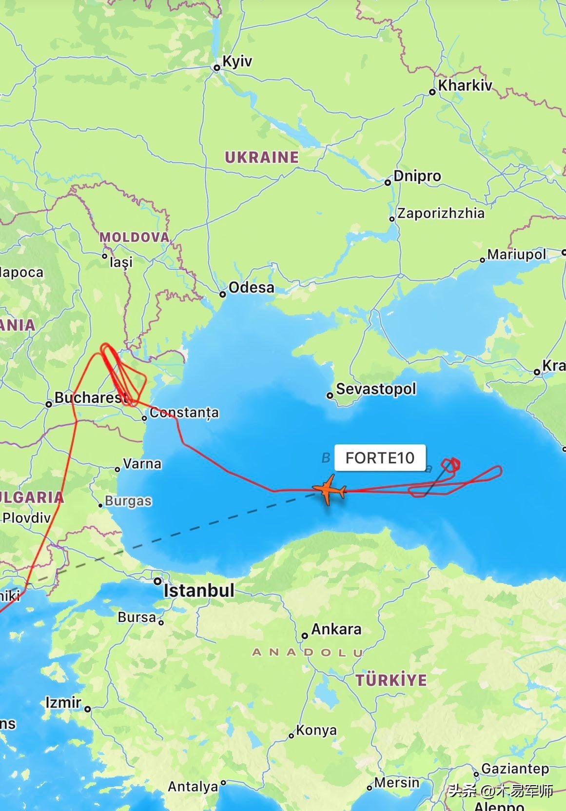美国空军呼叫号为FORTE10的 RQ-4B 全球鹰无人机在罗马尼亚海岸上空盘旋