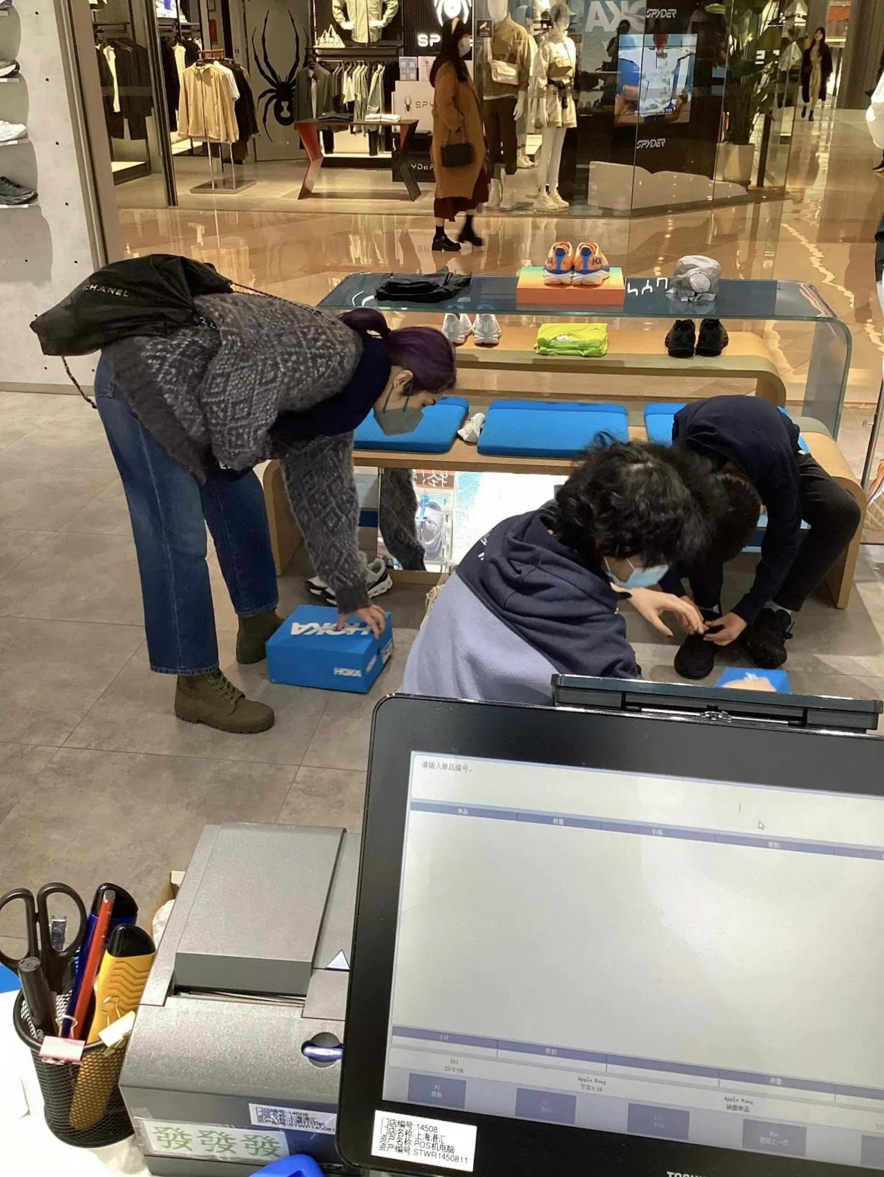 近日，上海。杨千嬅带着儿子去买鞋，杨千嬅看中的是舒服实用，丁进诺看中的是大牌好看