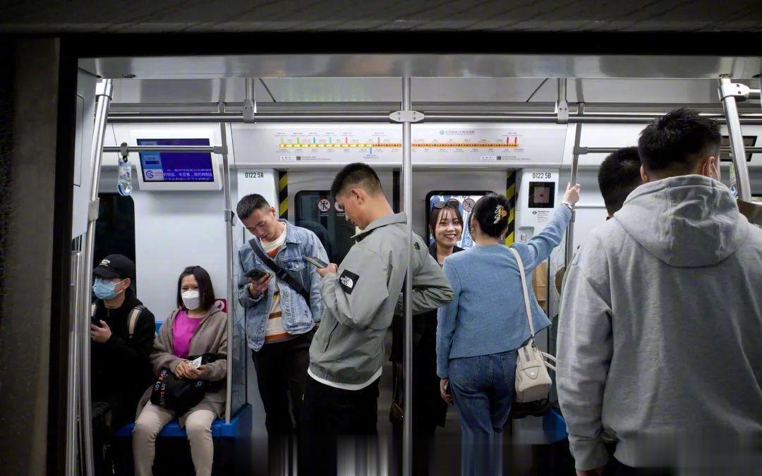 【最新： [话筒]】近日，有网友反映，北京市各条地铁线路已全面放开口罩要求，乘客
