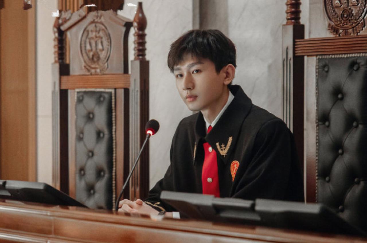 电视剧《底线》首先最吸引人的就是制作上的强大与精良。演员阵容强大，耿东、成毅、蔡