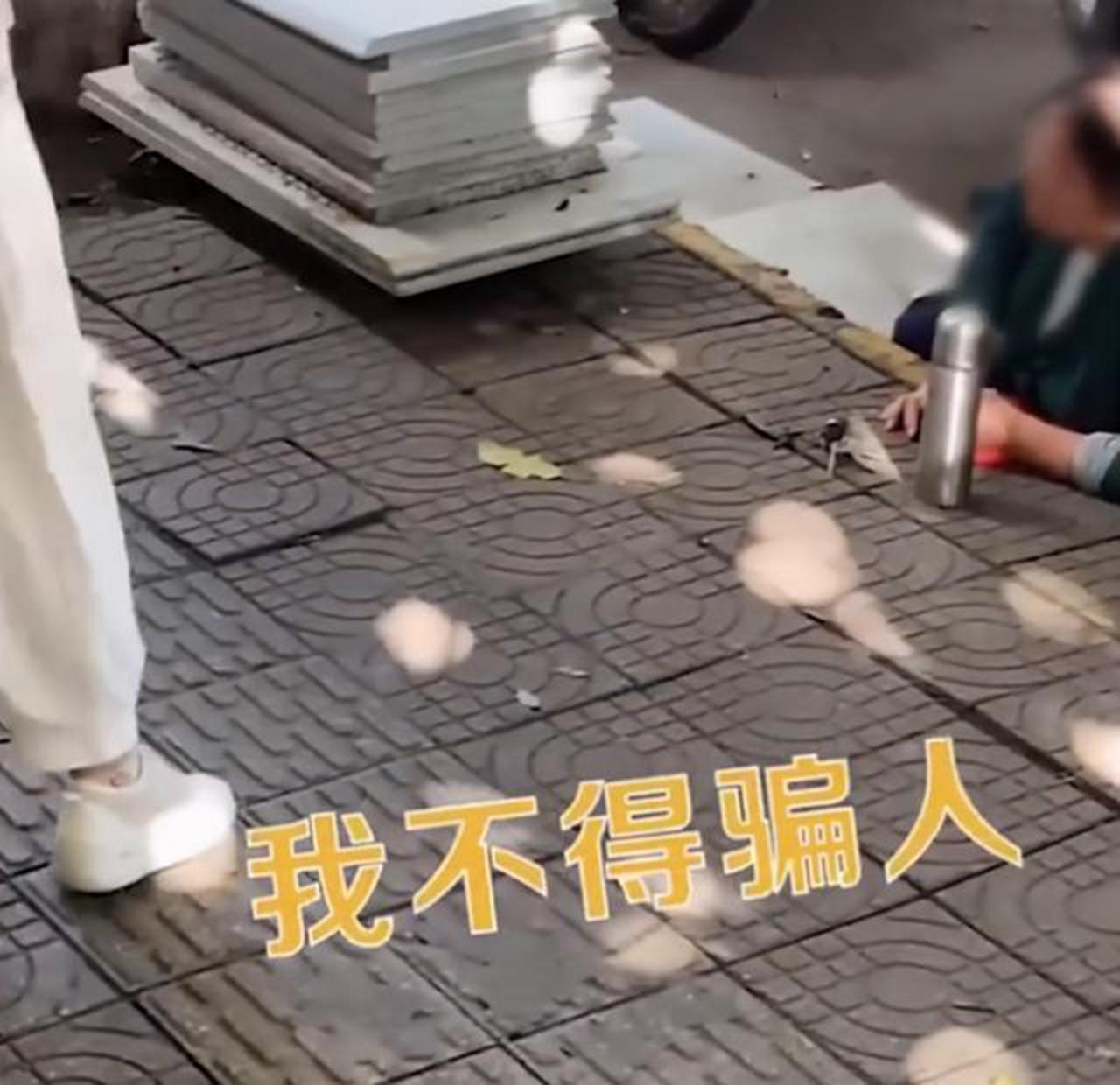 
扶的“成本”太高，老人摔倒要