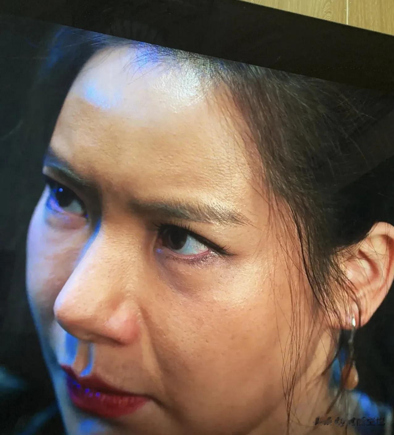 这真的是显微镜下的戚薇啊，这个皮肤状态，甚至连每个毛孔都清晰可见，其实戚薇的皮肤