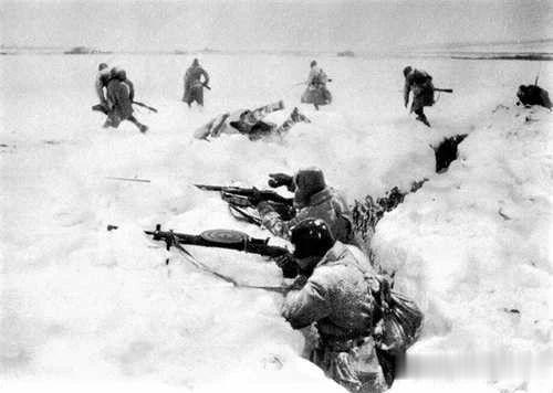 1942年1月莫斯科战役期间，苏联士兵自积雪的战壕发起进攻。