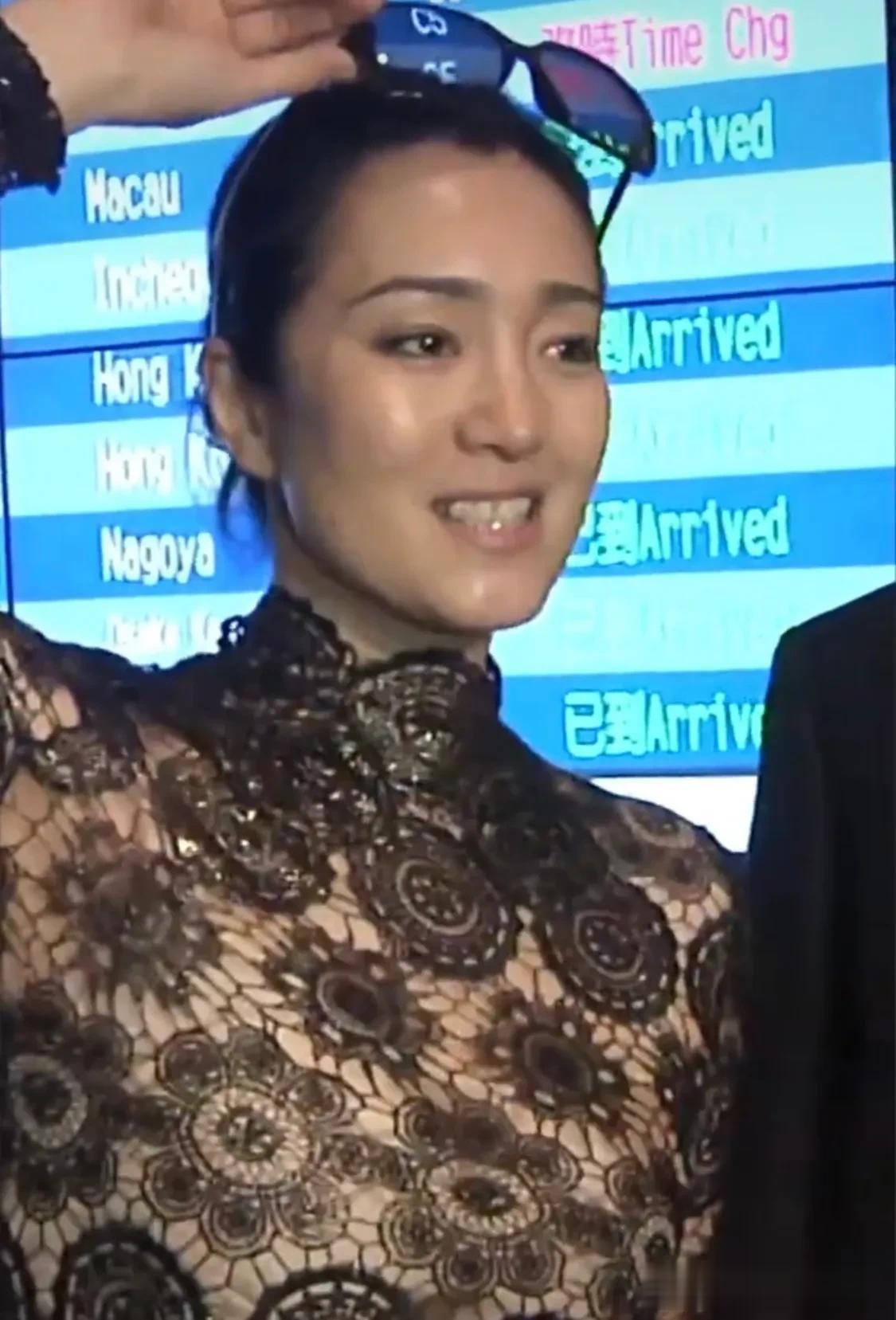 巩俐现身机场这该死的压迫感，这就是国际巨星骨子里的自信吧，一个人走出小鲜肉，一堆