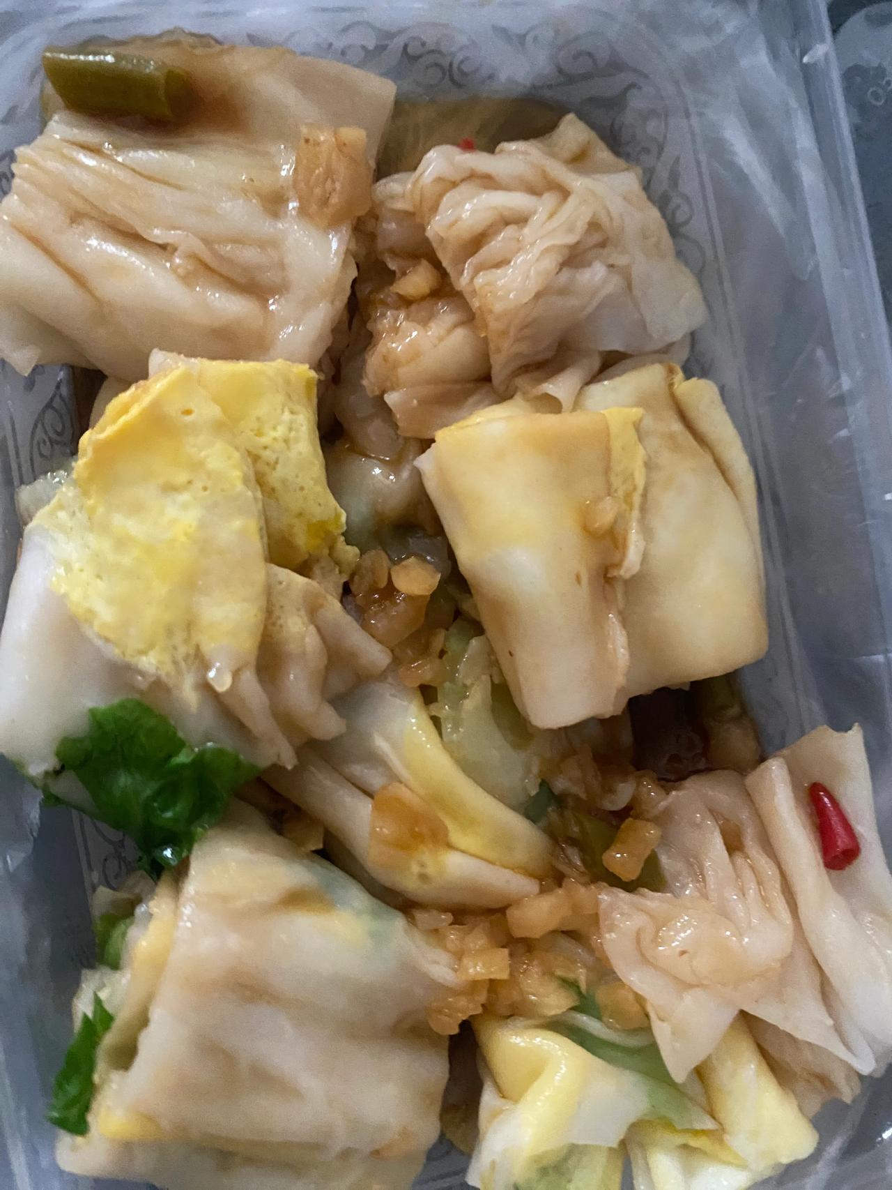 早上创业的第一天

还没到九点，买份肠粉吃。6元一份

想念许久的肠粉，想不到这