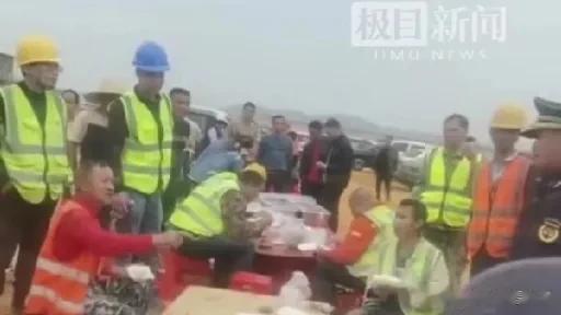 工人被剥夺吃饭权：请村民到工地做饭，却因为人多，被城管直接定为占道经营！
3月1