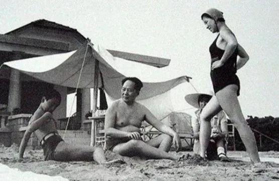 伟人和孩子们难得的快乐时光
1954年秦皇岛海滨浴场，主席和三个孩子在秦皇岛海滨