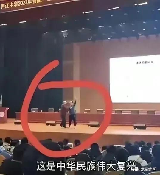 庐江中学蒋振飞同学和合肥师范学院陈宏友副教授的形象对比，令小编不由自主想到，教员