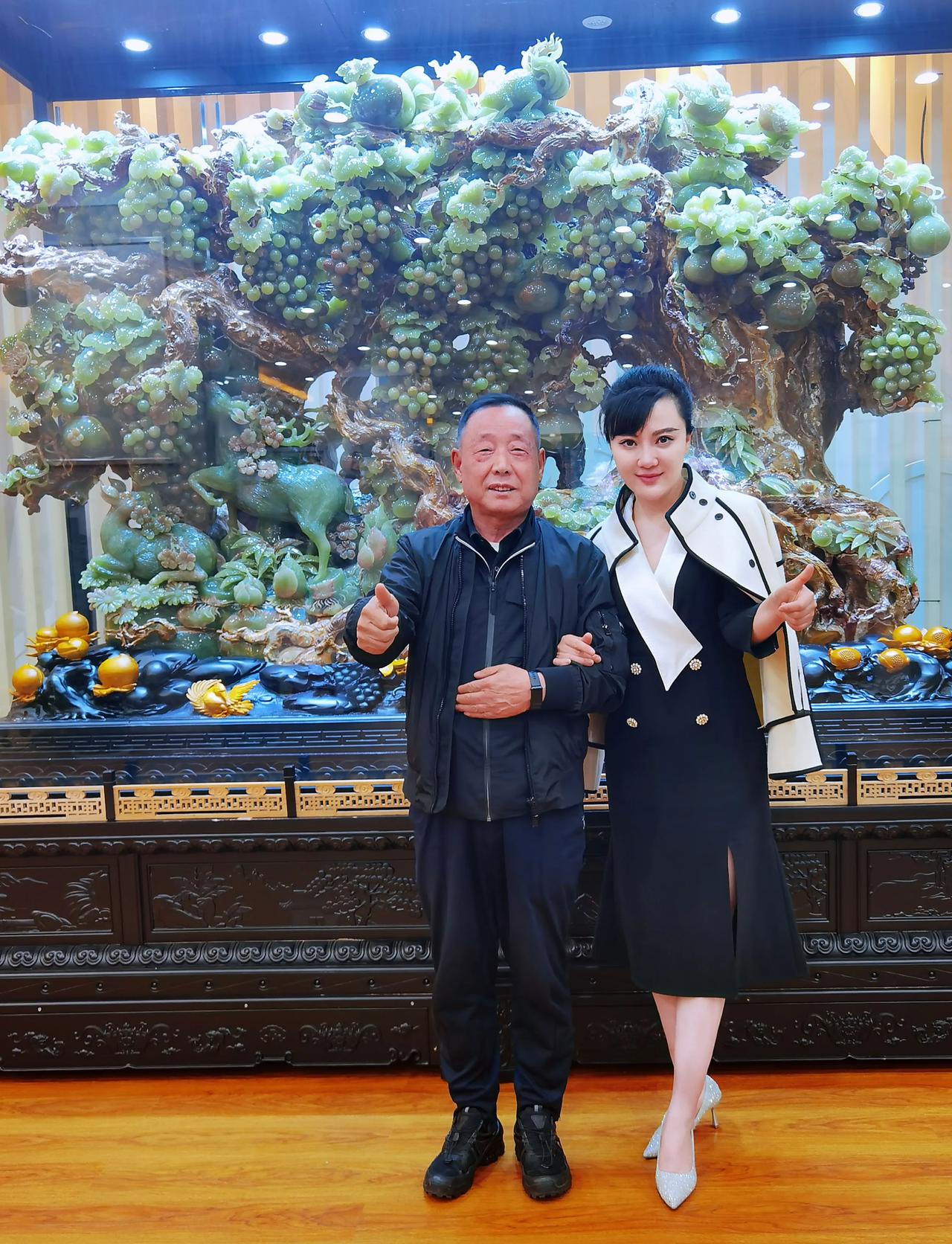 这次采访的哪里是资产800亿的集团董事局主席，采访的明明是个妥妥的收藏家。
​李
