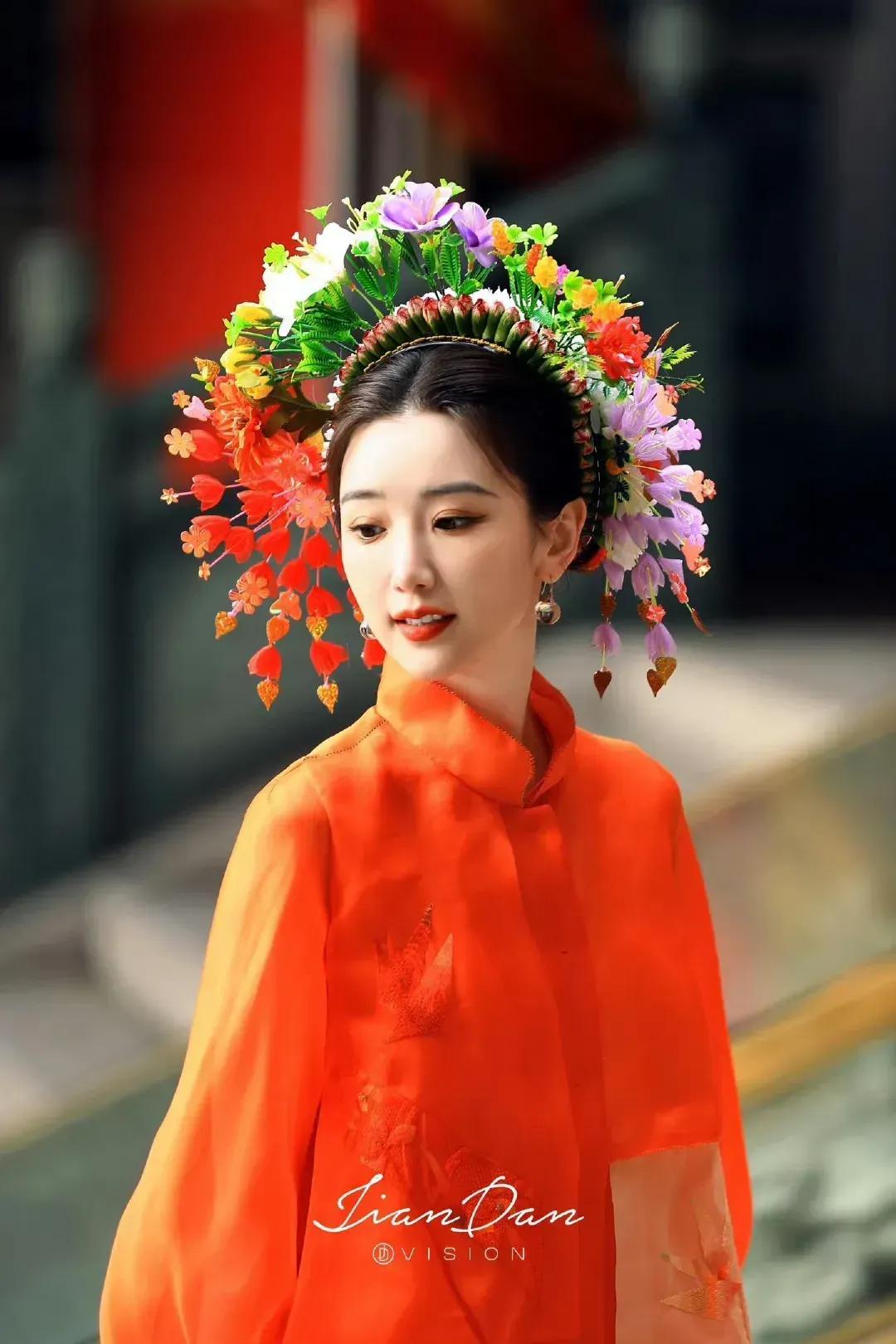 被毛晓彤的蜉埔簪花icon女的造型惊艳到了
毛晓彤现身福建泉州蟳埔村，打扮得非常