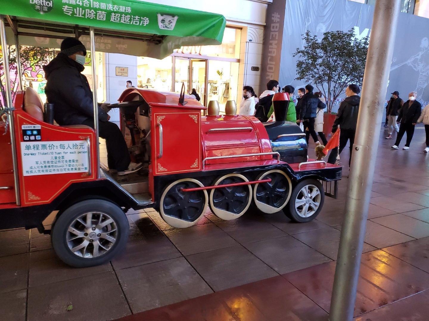 上海南京路步行街上的观光车，前面轮毂用的宝骏，后面轮毂用的尼桑  ​​​