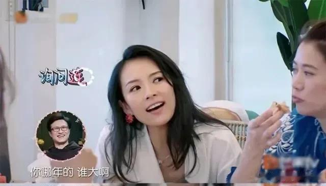 节目中，谢娜打不开香槟，指着章子怡：“小章，你来开。”章子怡一下子愣住了，打趣说