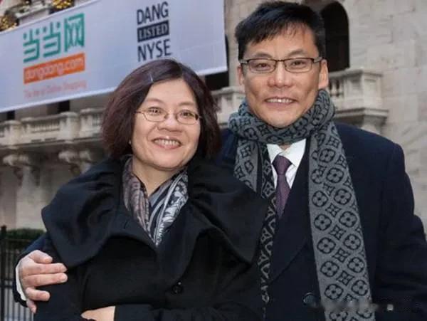 大叔热点追评：李国庆俞渝恐怕是中国最热爱当众表演的一对夫妻了，从之前互相撕逼，互