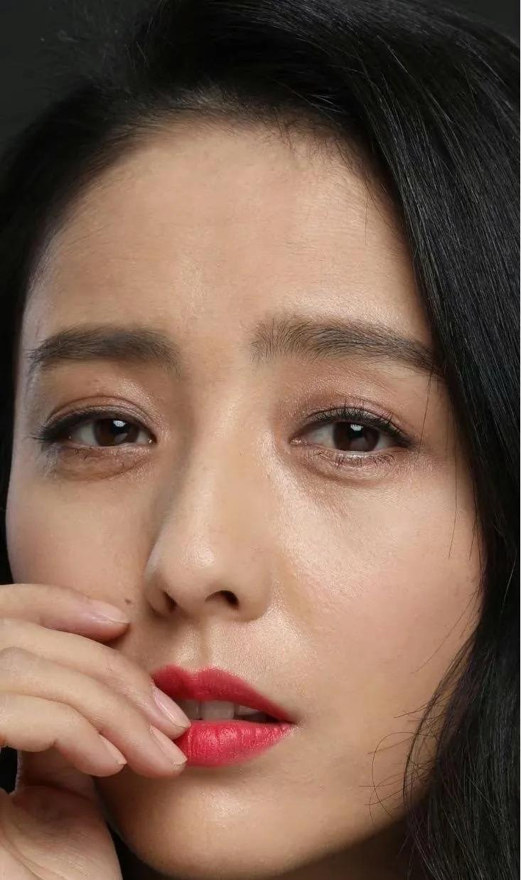 佟丽娅的素颜怼脸照，有没有让你看得脸红心跳？
佟丽娅皮肤紧致，五官精致小巧，自带