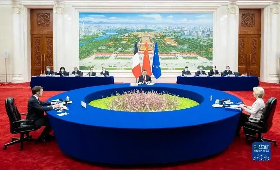 看这三方会谈的会场布局，即大气又饱含深意，中国真的是把大国外交礼仪给玩透了。

