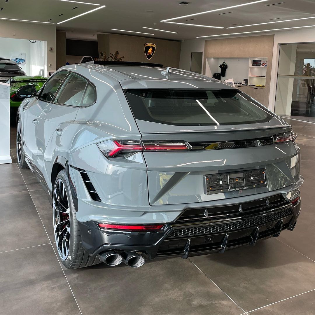 The Lamborghini Urus S.Love the rear, bu