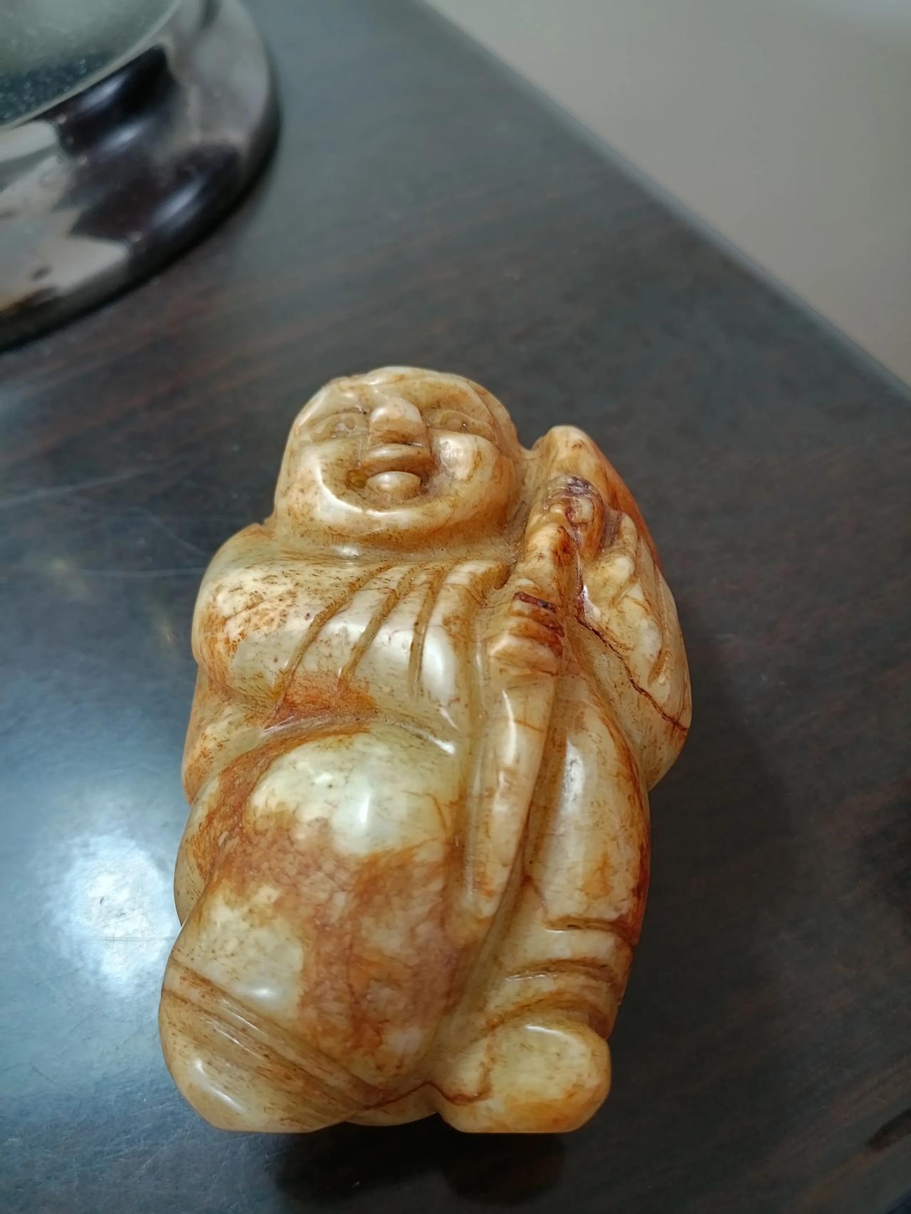 中古玉錤收藏，发布一件唐代和田白玉新开门冰裂纹路。血沁纹。雕刻童子持莲戏荷纹圆形