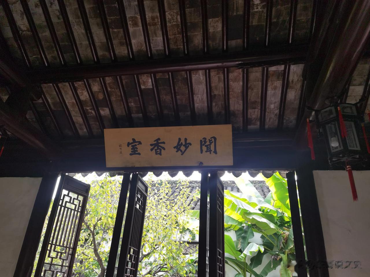 经常出去游玩，游山玩水，陶情冶