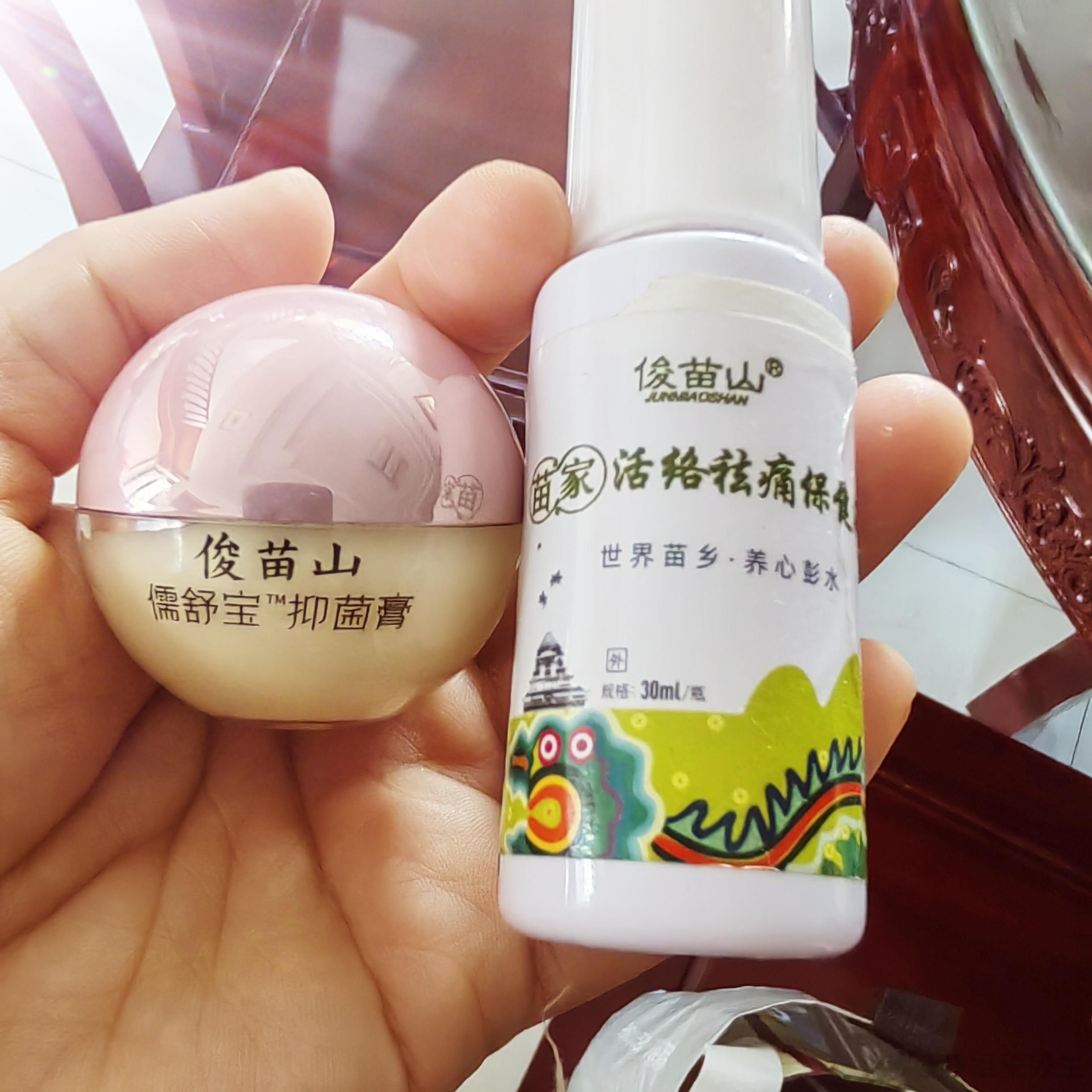 昨天嘴馋​喝了一瓶可乐​喉咙就给颜色看​遇事不慌​苗家活络祛痛液搭配儒舒宝​涂喉