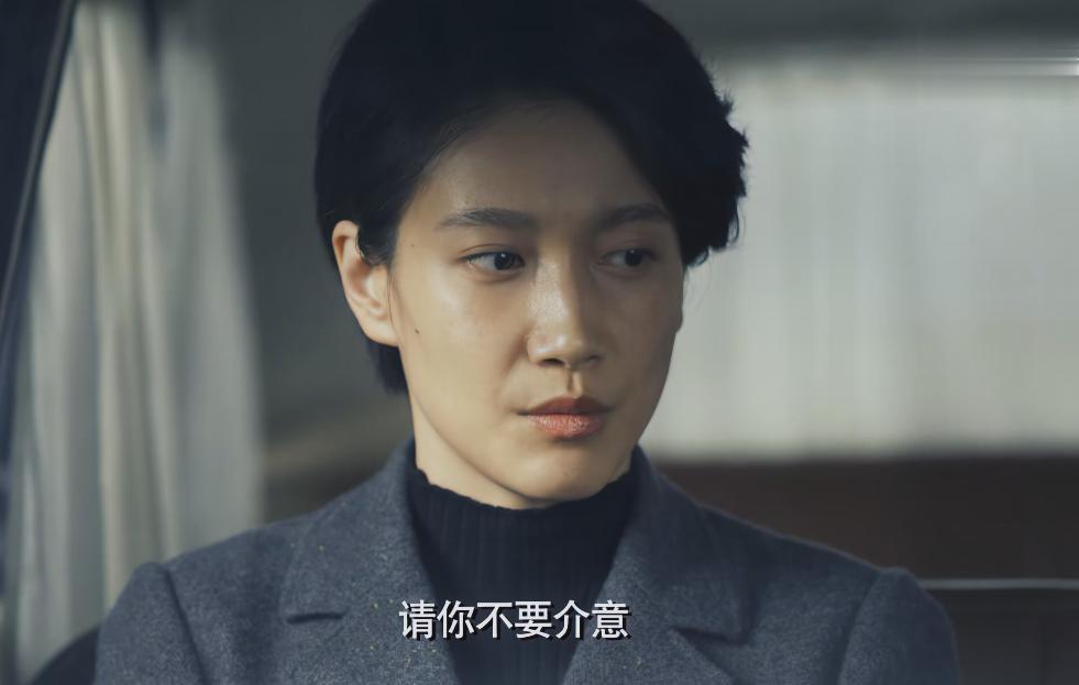 车上，女上司对男人说：今天只是在执行命令，请你不要介意。男人问：如果花向雨身上有