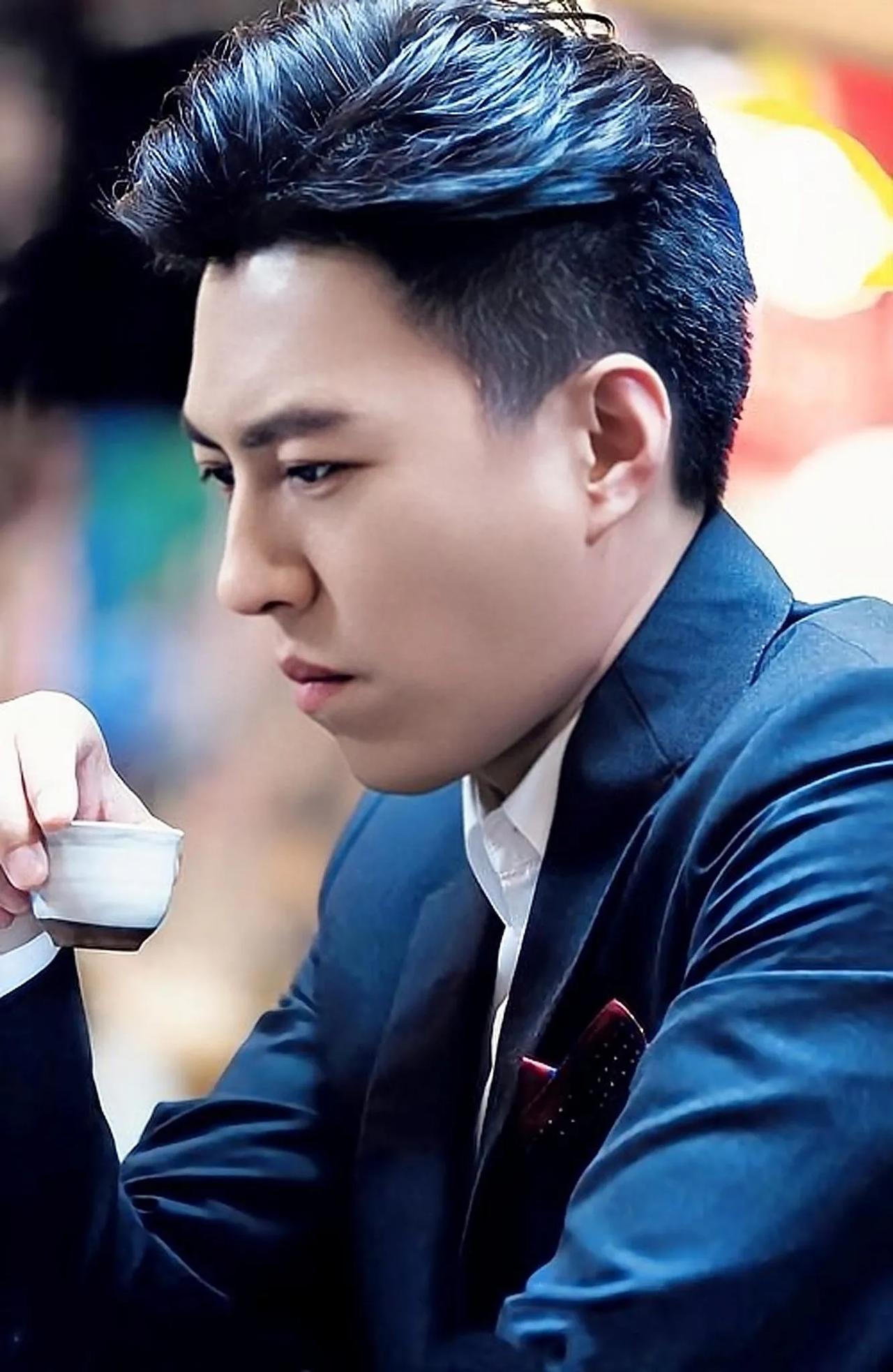  帅气，有老板范，新一届人大政协委员，你那么帅气，那么有才华，真是人见人爱的帅小