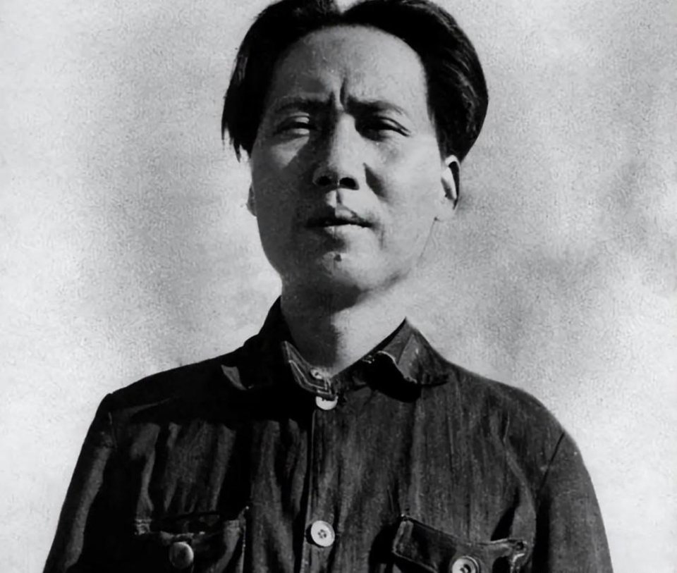 #历史那些事[超话]#1921年7月，毛泽东同湖南共产主义组织的另一代表何叔衡来