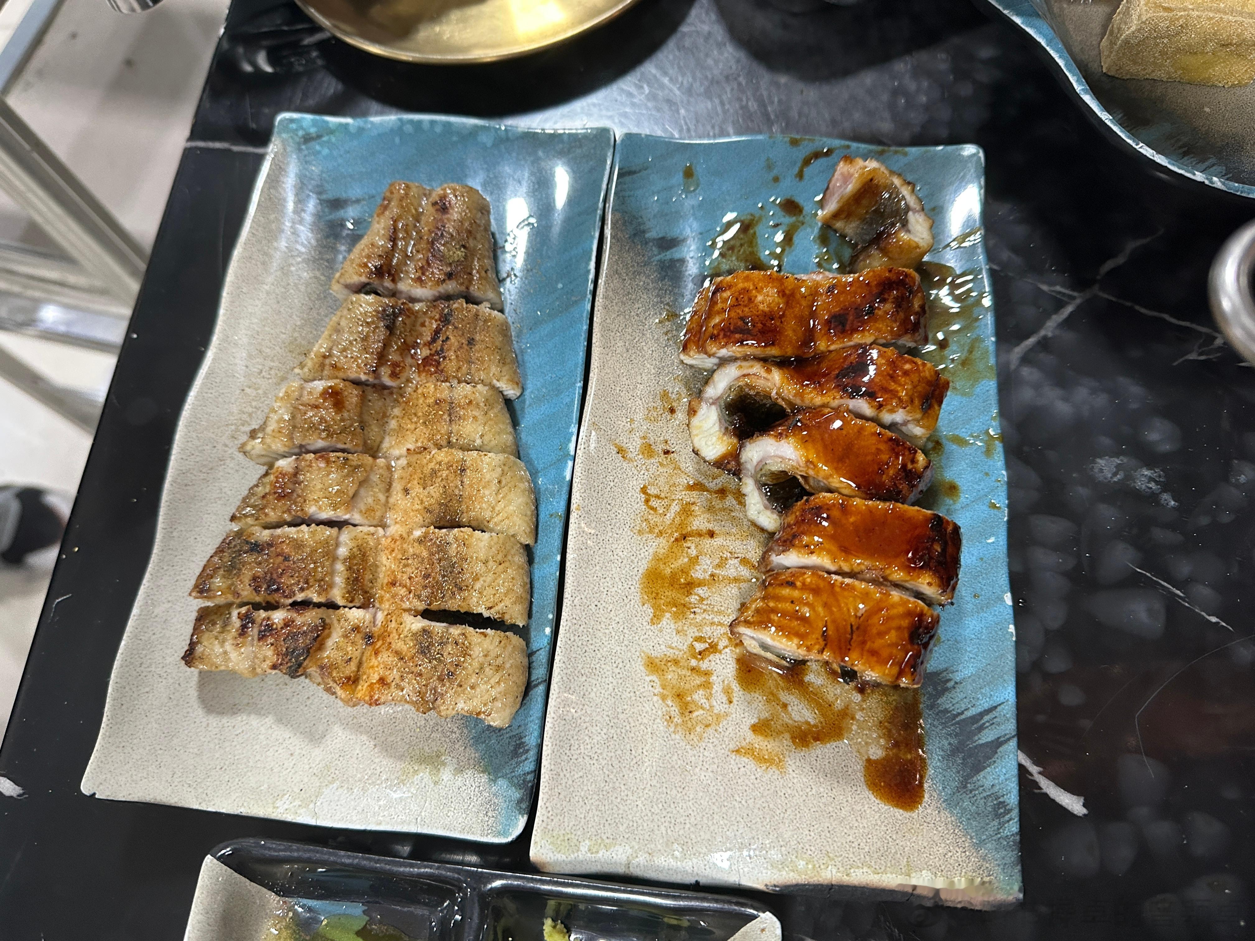 排了两个钟头队，吃到了传说中的活鳗烧烤。看着鳗鱼就在眼前现杀，熟手师傅，手起刀落