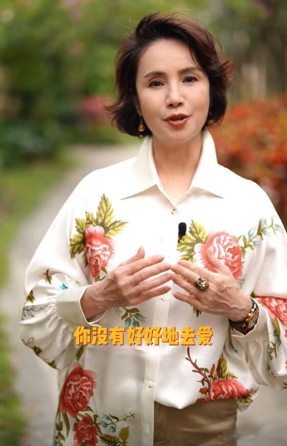 被退休后的徐俐惊艳到了！60多岁如此有品位，穿衣比90后还潮，真向她取经！
 
