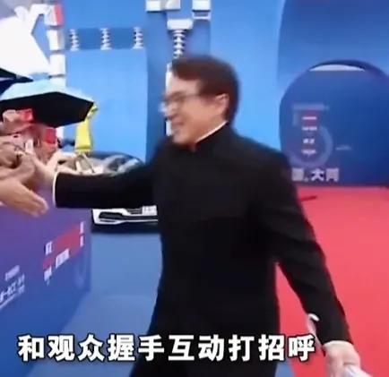 下雨打伞不是天经地义？是导演说