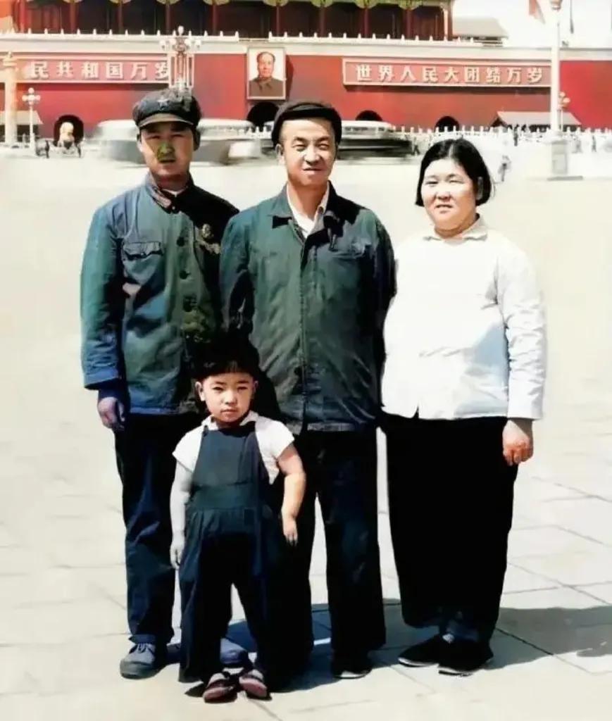 1970年夏天，铁人王进喜带着妻儿来到北京，这张全家福是他人生中的最后一张照片。