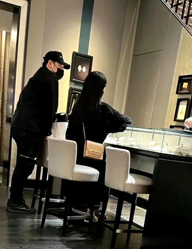 娱乐圈里爱老婆的男明星能有几个？此刻我默默的想了很久似乎没有什么答案，但是也有很