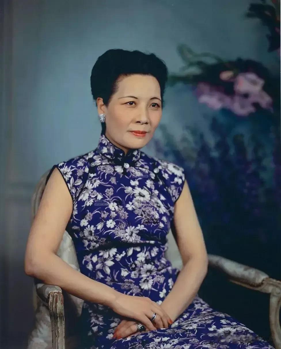 黄山官邸，张治中拜访蒋宋夫妇，却遇到宋美龄大发脾气，她脱下高跟鞋，猛地掷向老蒋，