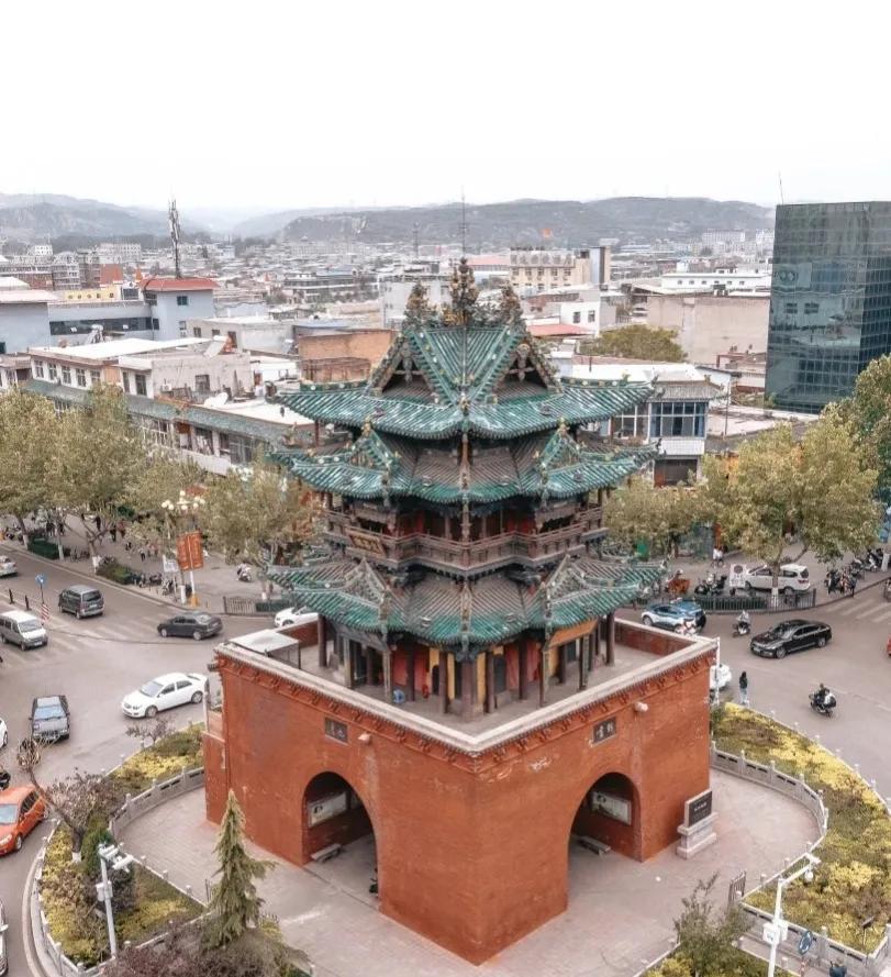 霍州鼓楼位于霍州市城内中心，建于明万历十一年（1583)，后经清代重修。鼓楼总高