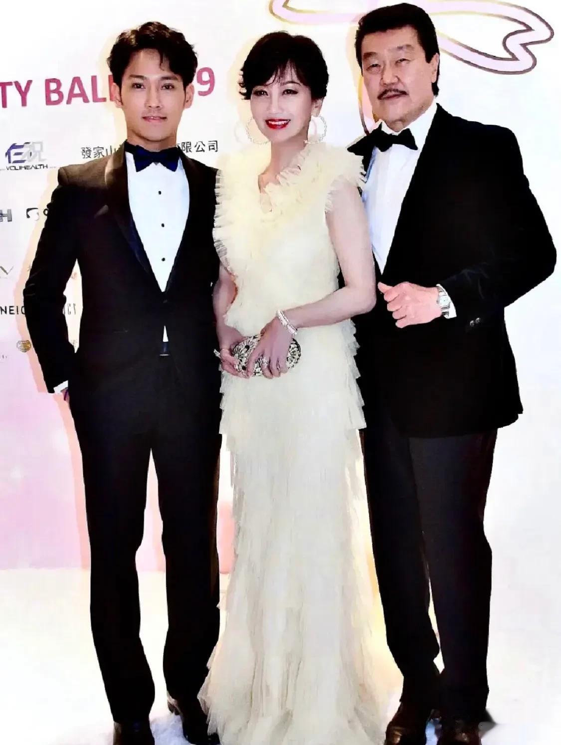 快70岁的大美人，一大家子的男人却都要靠她养活，真是不易。
看到快70 岁的赵雅
