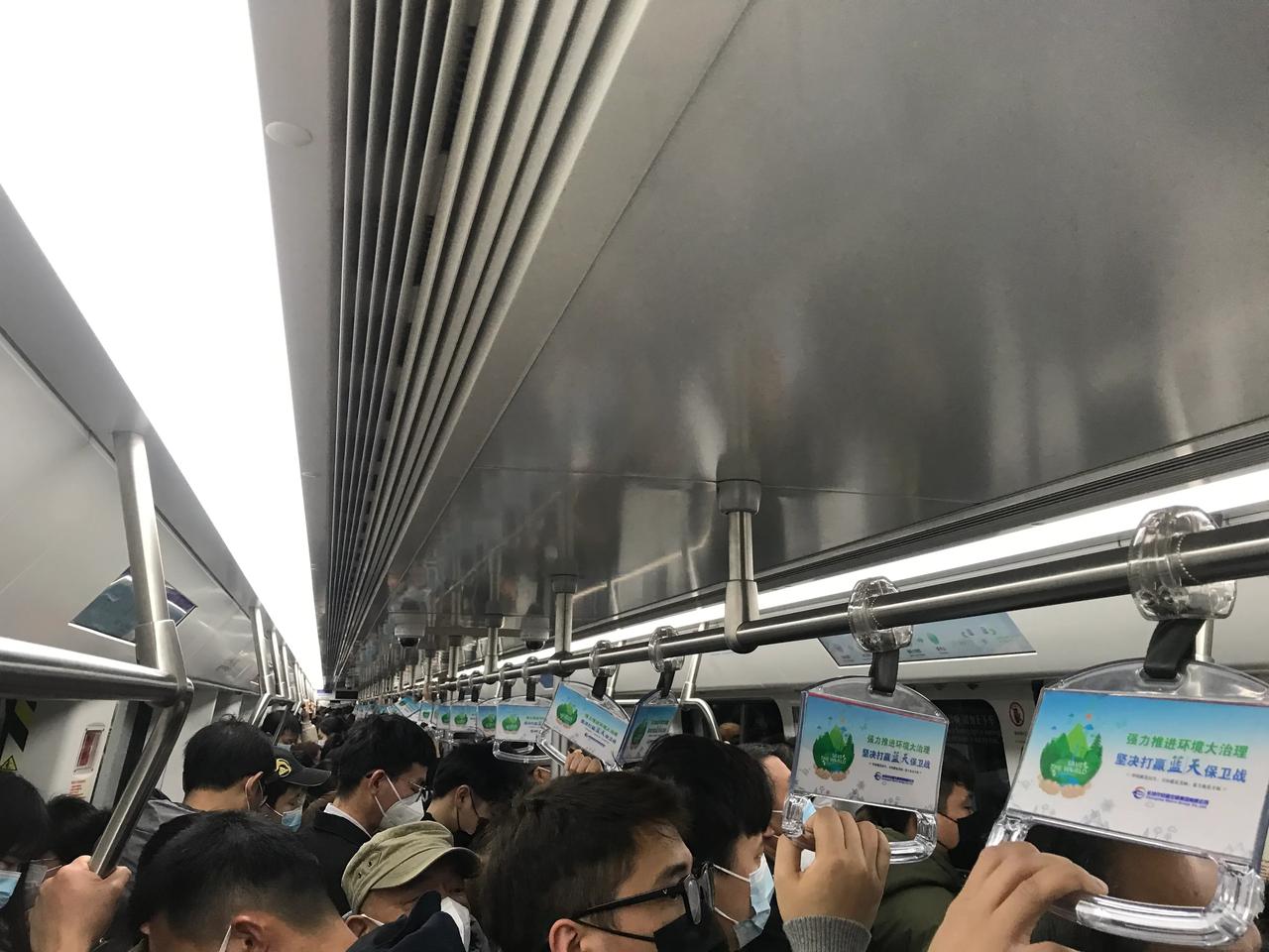 才到福元路大桥，4号线就这么多人了，上下班实在太累了。[捂脸]。长沙越来越挤了。