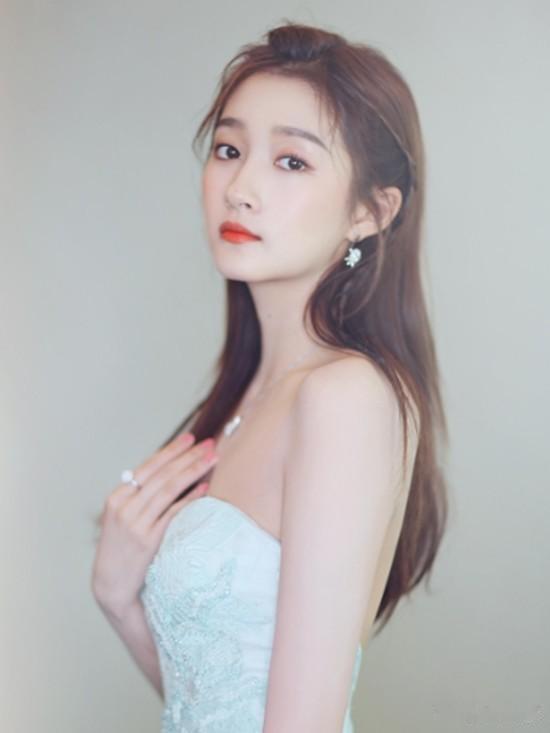 两位女星造型大Pk，同款碎花裙不分高下，但是谁高谁低一目了然
在娱乐圈中的女明星