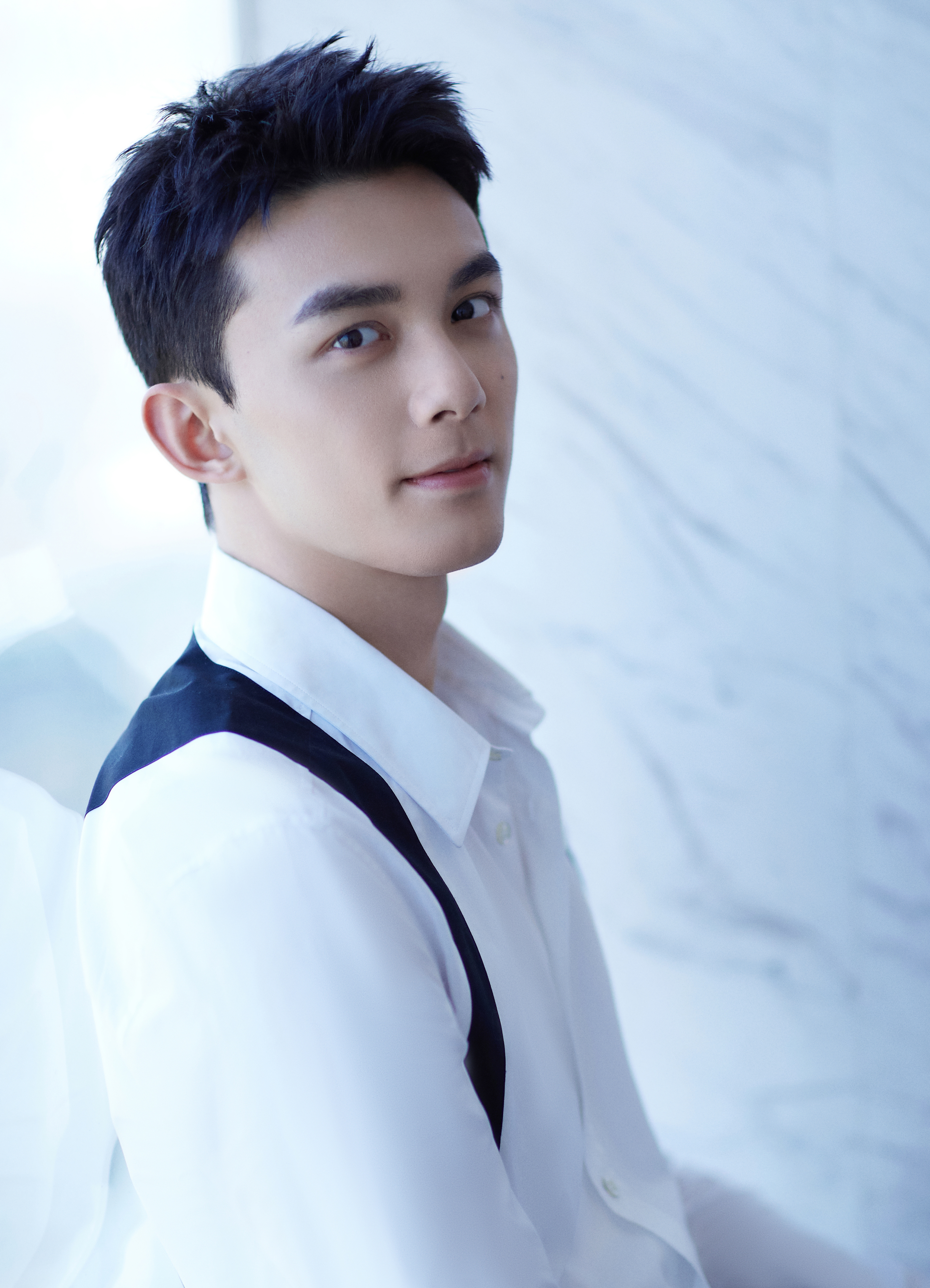 #吴磊白衬衫背带造型#白色衬衫+黑色长裤，清爽帅气，笑容治愈的吴磊~[送花花]#