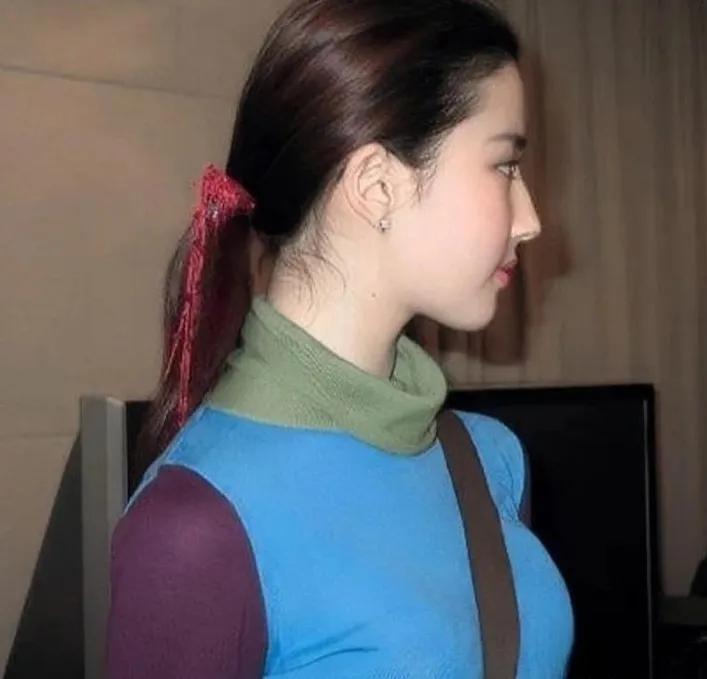 忍不住又想“吐槽”了！

能把这件俗气的衣服穿起来依旧还能这样美，也只有她能做到